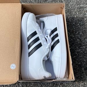 Adidas kids grand court sneakers size 3.5